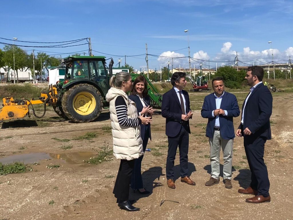 Visita a las tareas de desbroce en el recinto ferial de Almanjáyar - 