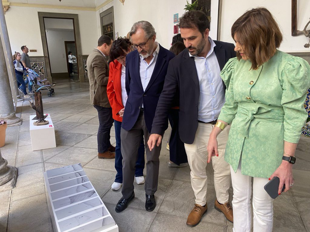 Inauguración de la exposición del certamen de creación artística y reciclaje 'Re-Crea' - 