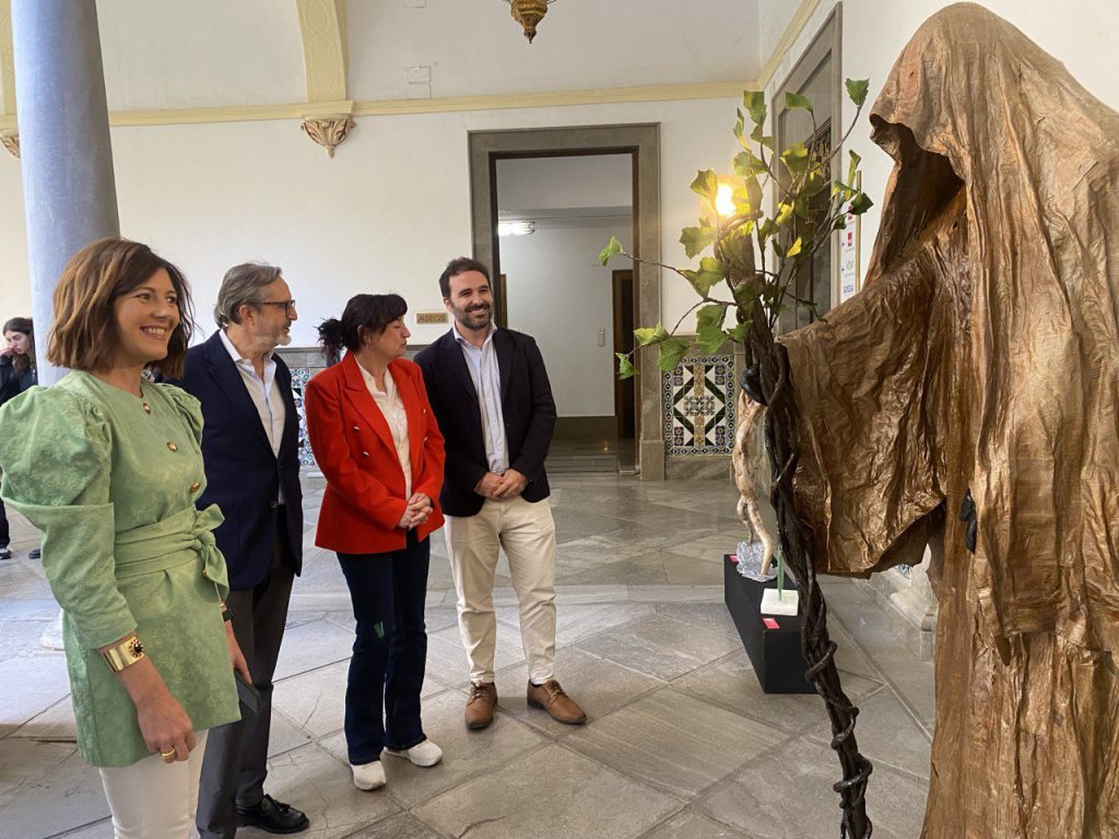 Inauguración de la exposición del certamen de creación artística y reciclaje 'Re-Crea' - 