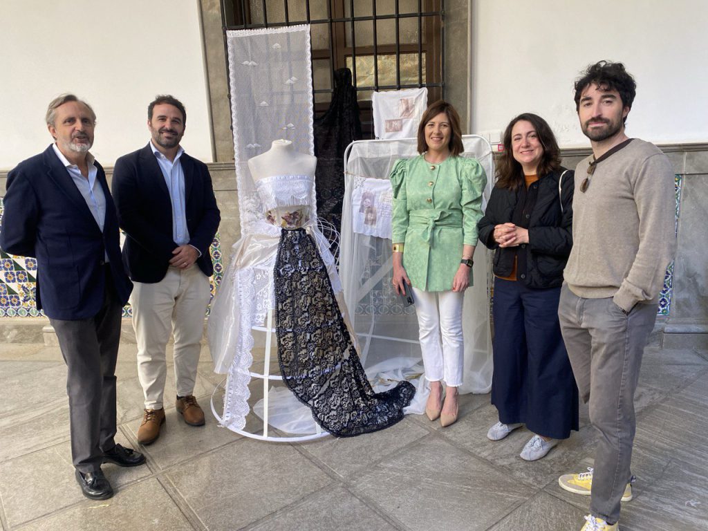 Inauguración de la exposición del certamen de creación artística y reciclaje 'Re-Crea' - 