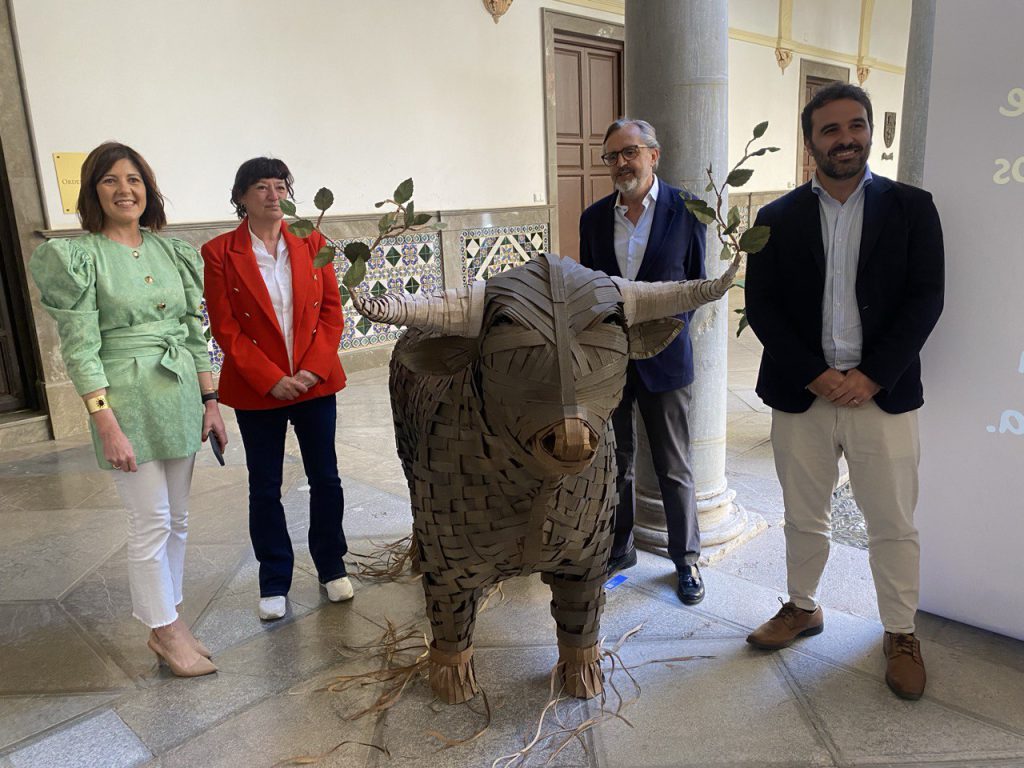 Inauguración de la exposición del certamen de creación artística y reciclaje 'Re-Crea' - 