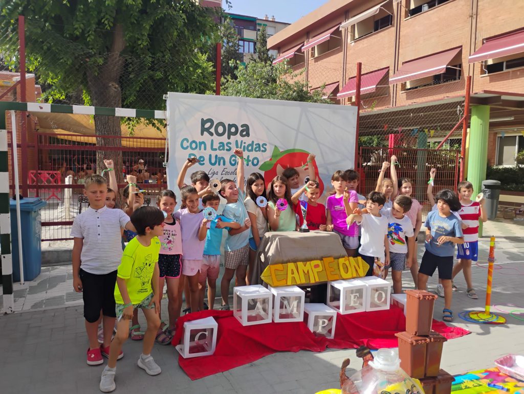 El colegio Jardín de la Reina celebra su triunfo como ganador de la segunda edición de la Liga Escolar de Reciclaje de Ropa - 